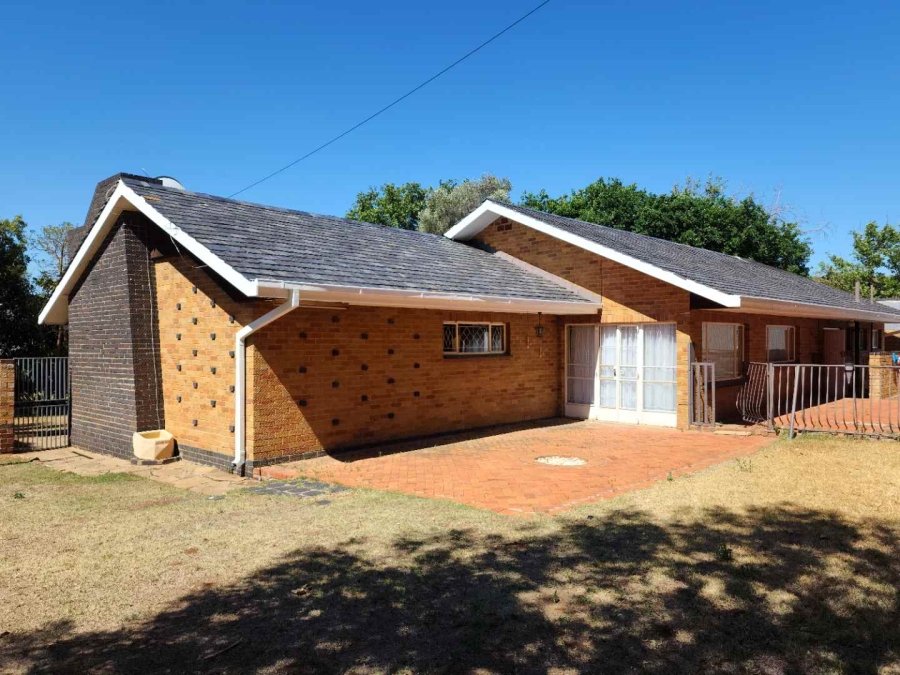 5 Bedroom Property for Sale in Dan Pienaar Free State